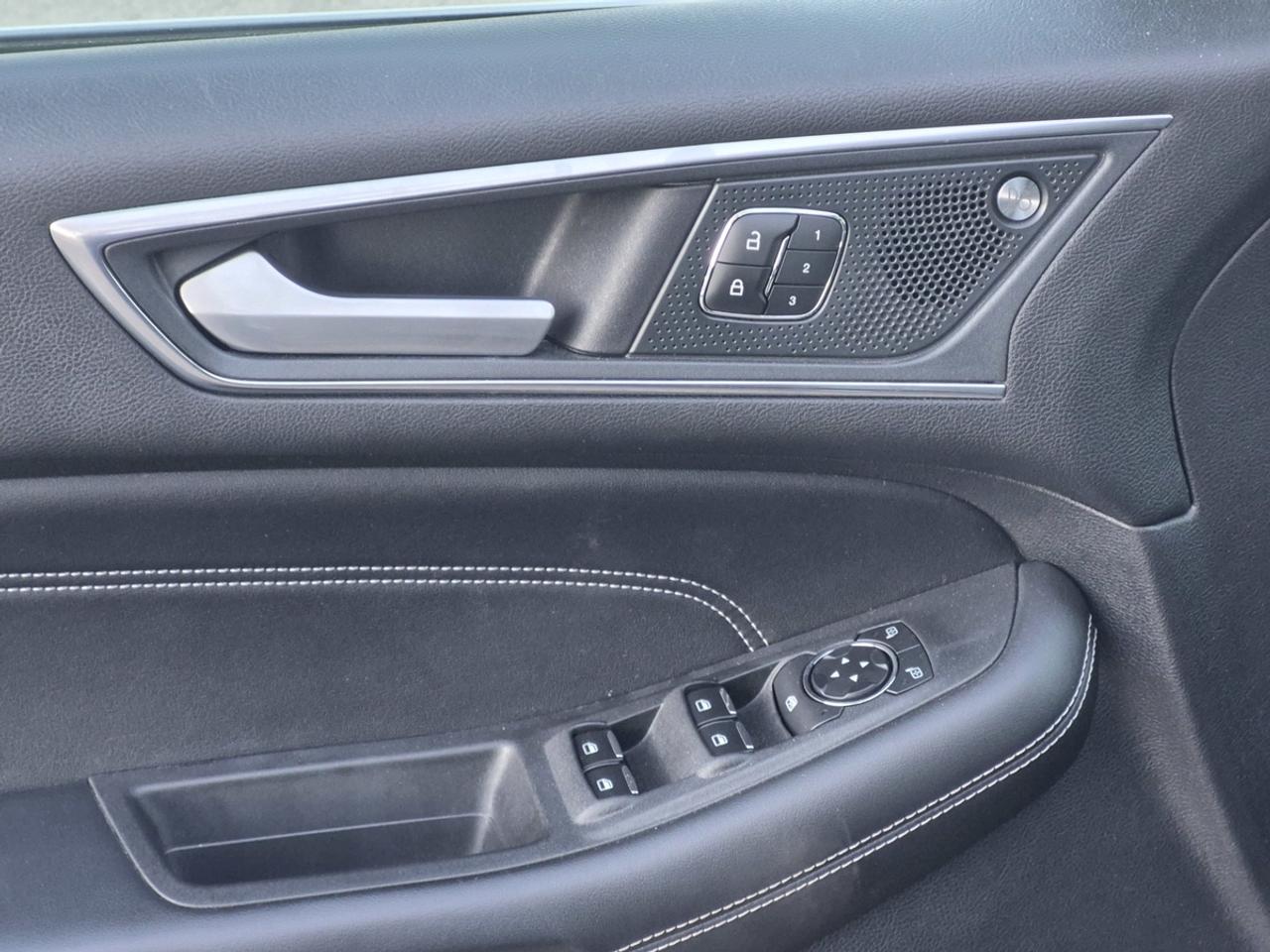 2021 Ford Edge Titanium Photo