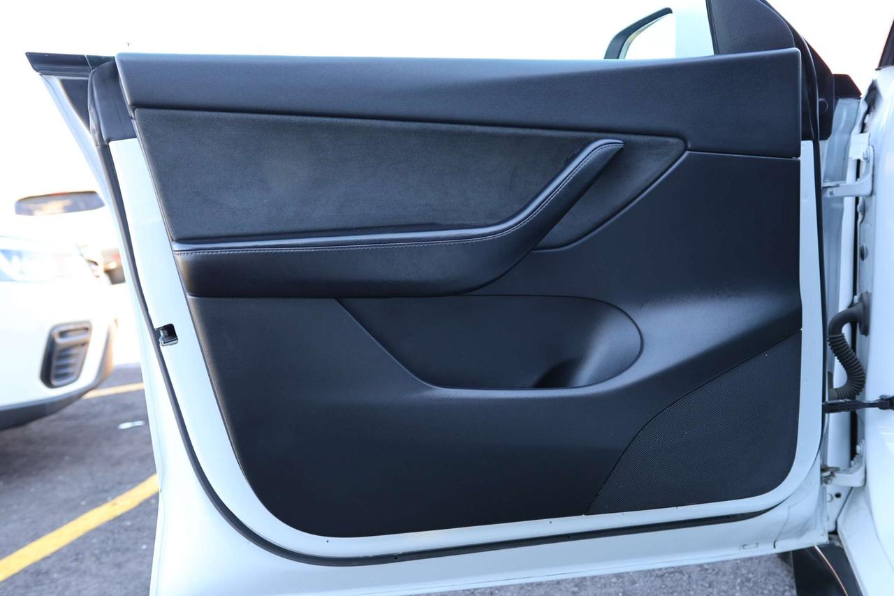2021 Tesla Model Y LONG RANGE-DUAL MOTOR-AWD/AUTOPILOT/DRIVER ASSIST/STANDARD CONNECTIVITY/HEATED SEATS & STEERING/DASHCAM/KEYLESS/PANOROOF Photo