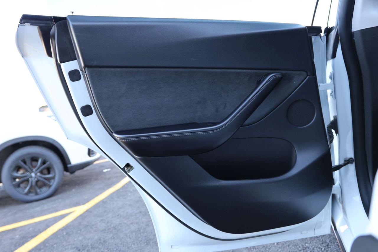 2021 Tesla Model Y LONG RANGE-DUAL MOTOR-AWD/AUTOPILOT/DRIVER ASSIST/STANDARD CONNECTIVITY/HEATED SEATS & STEERING/DASHCAM/KEYLESS/PANOROOF Photo