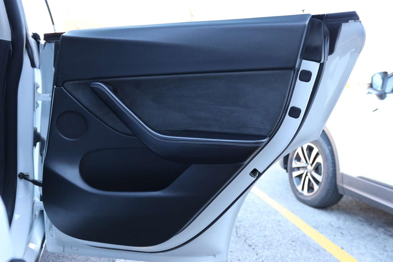 2021 Tesla Model Y LONG RANGE-DUAL MOTOR-AWD/AUTOPILOT/DRIVER ASSIST/STANDARD CONNECTIVITY/HEATED SEATS & STEERING/DASHCAM/KEYLESS/PANOROOF Photo