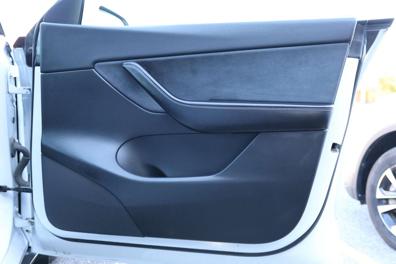 2021 Tesla Model Y LONG RANGE-DUAL MOTOR-AWD/AUTOPILOT/DRIVER ASSIST/STANDARD CONNECTIVITY/HEATED SEATS & STEERING/DASHCAM/KEYLESS/PANOROOF Photo