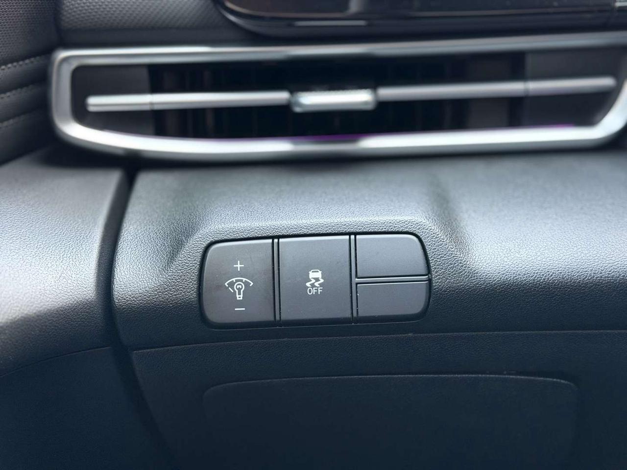 2025 Hyundai Elantra Preferred with Tech Package Pearl White   Amb Light   Navi   Lane Assist Photo