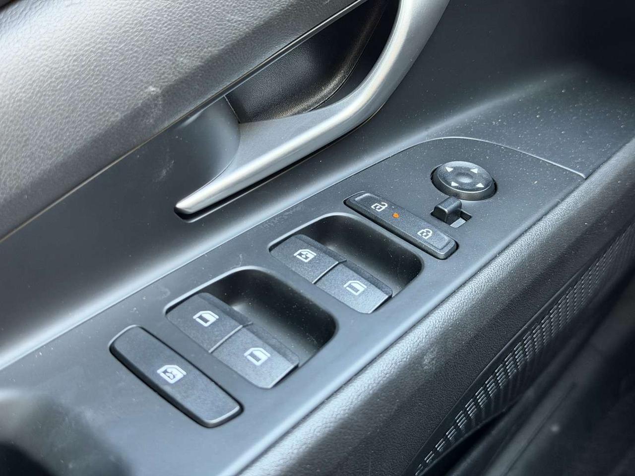 2025 Hyundai Elantra Preferred with Tech Package Pearl White   Amb Light   Navi   Lane Assist Photo