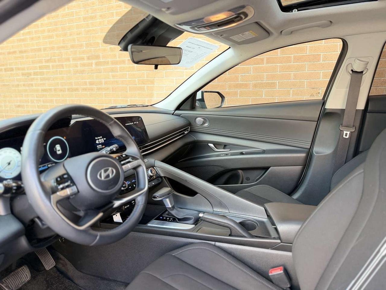2025 Hyundai Elantra Preferred with Tech Package Pearl White   Amb Light   Navi   Lane Assist Photo