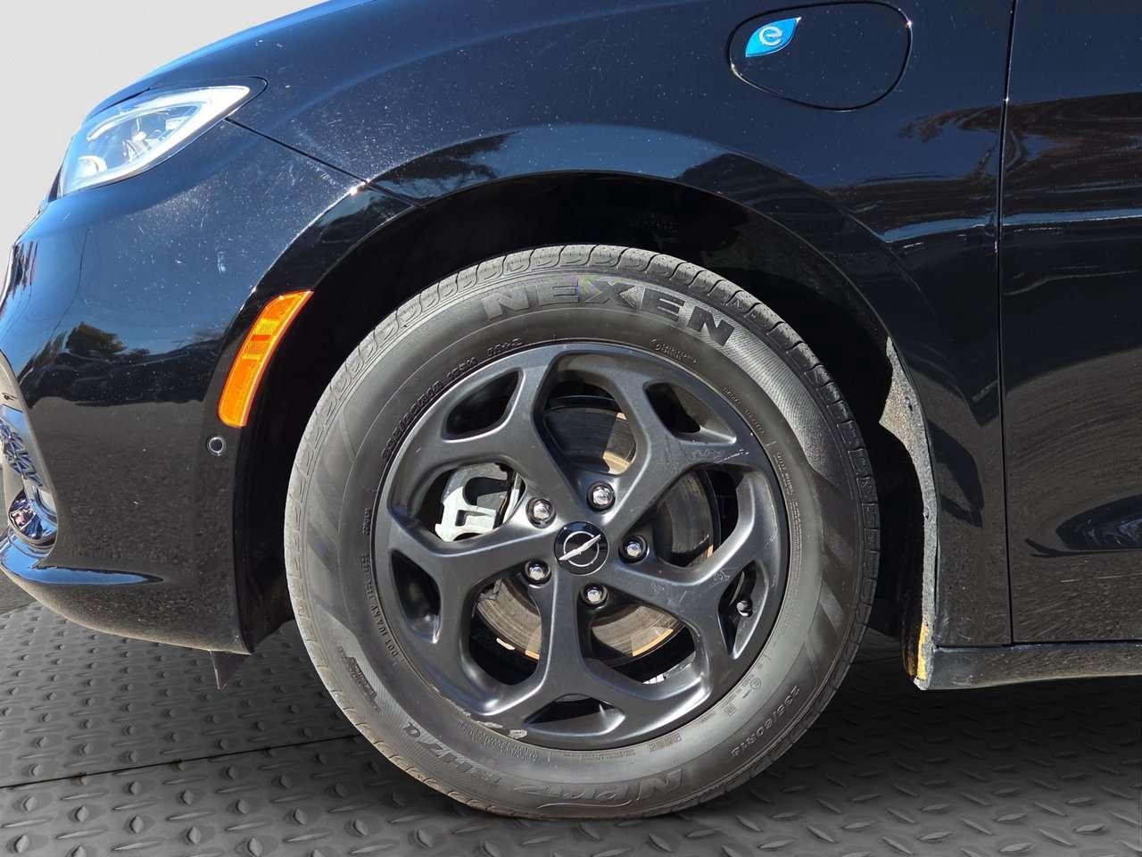 2024 Chrysler Pacifica Premium S Appearance Photo