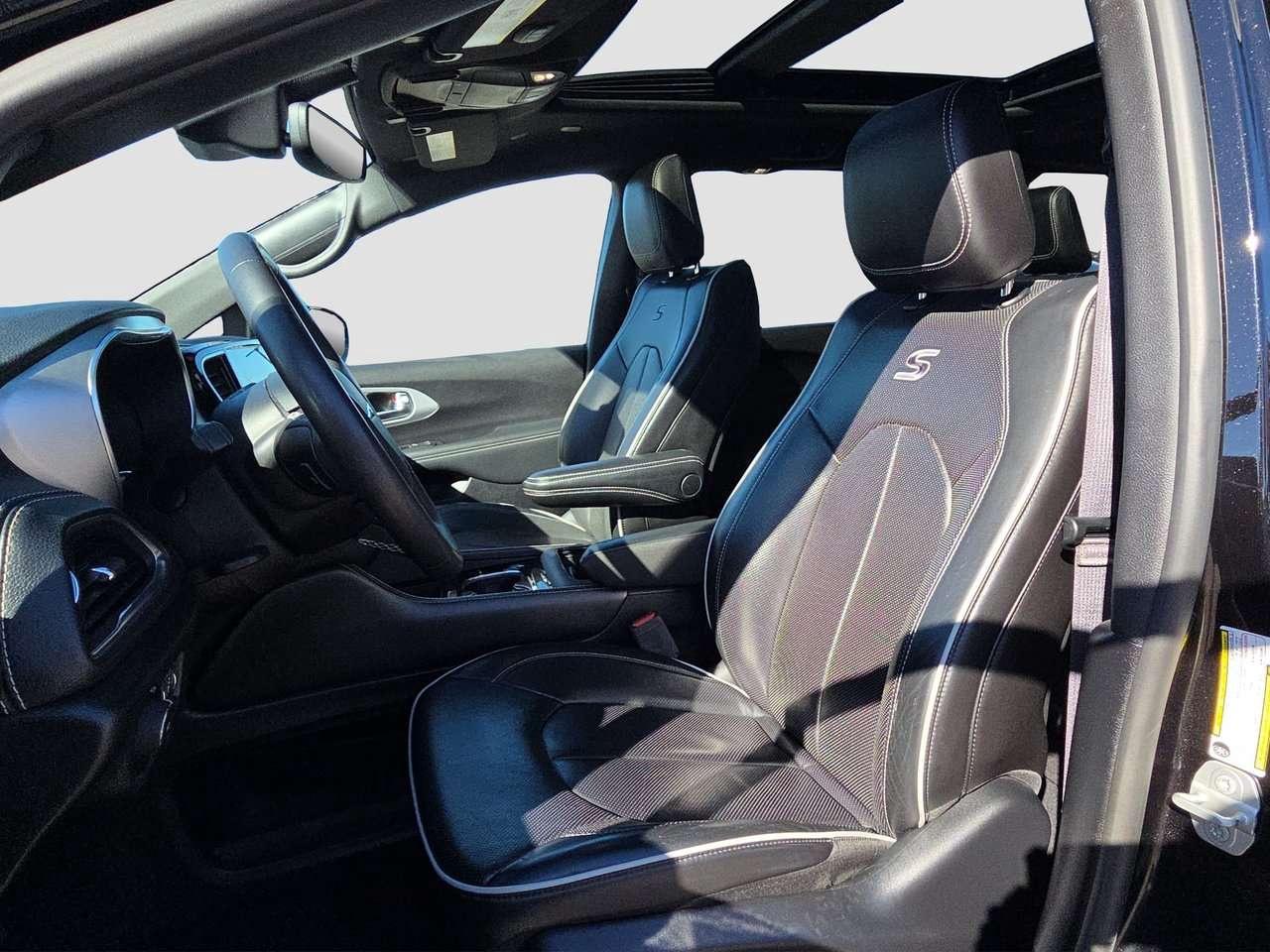 2024 Chrysler Pacifica Premium S Appearance Photo