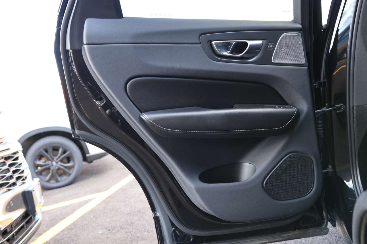 2019 Volvo XC60 T6-AWD-R DESIGN/360CAM/NAV/ADAPT CRUISE/BLIS/FCW/LKA/LEATHER&SUED/H SEATS/CARPLAY/KEYLESS/PANOROOF Photo