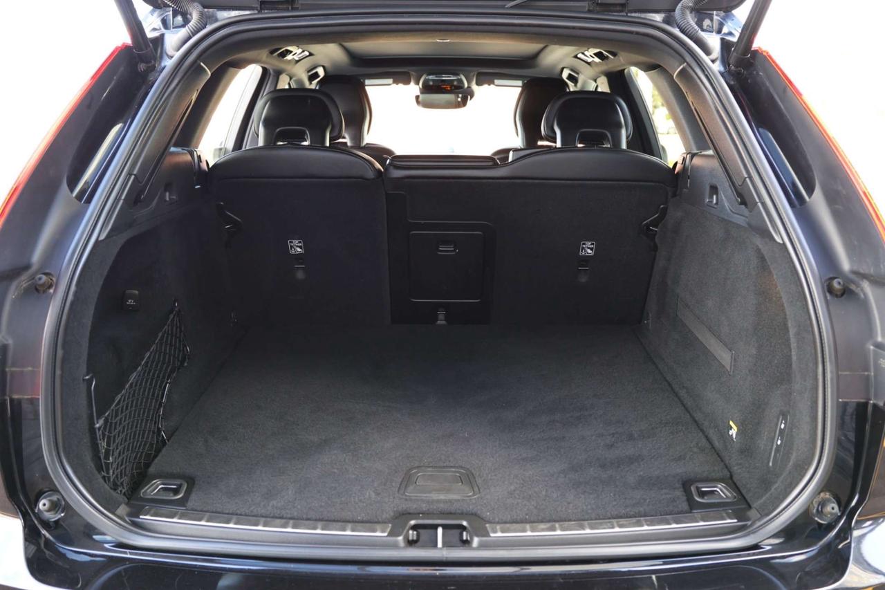 2019 Volvo XC60 T6-AWD-R DESIGN/360CAM/NAV/ADAPT CRUISE/BLIS/FCW/LKA/LEATHER&SUED/H SEATS/CARPLAY/KEYLESS/PANOROOF Photo