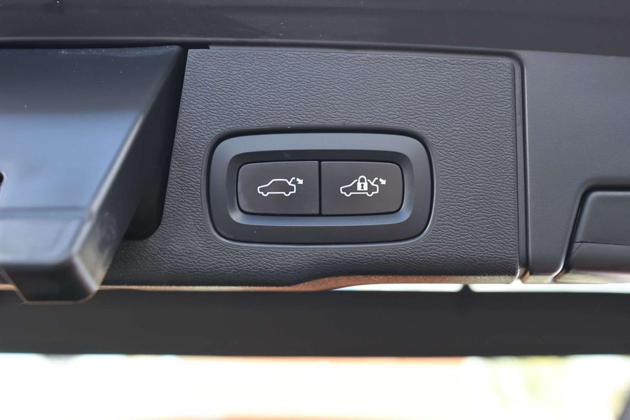 2019 Volvo XC60 T6-AWD-R DESIGN/360CAM/NAV/ADAPT CRUISE/BLIS/FCW/LKA/LEATHER&SUED/H SEATS/CARPLAY/KEYLESS/PANOROOF Photo