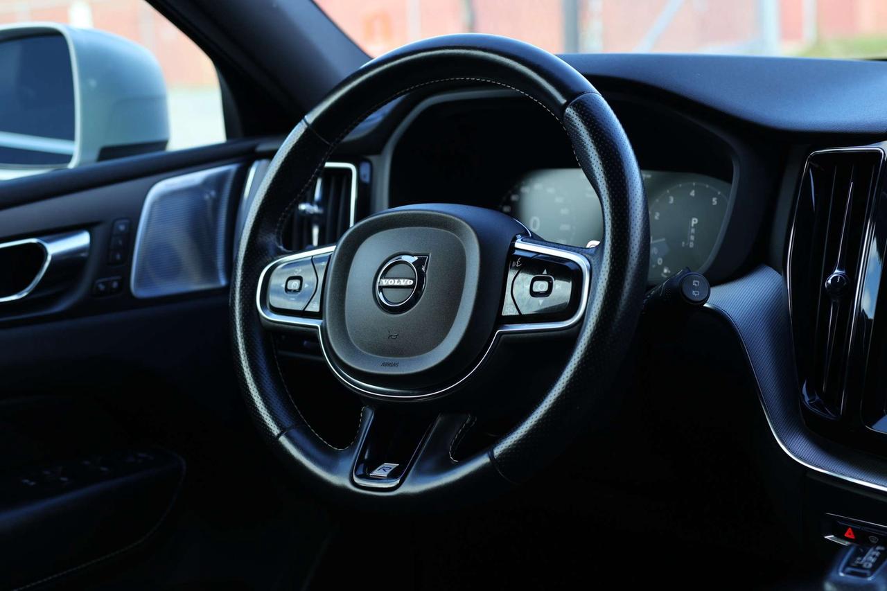 2019 Volvo XC60 T6-AWD-R DESIGN/360CAM/NAV/ADAPT CRUISE/BLIS/FCW/LKA/LEATHER&SUED/H SEATS/CARPLAY/KEYLESS/PANOROOF Photo