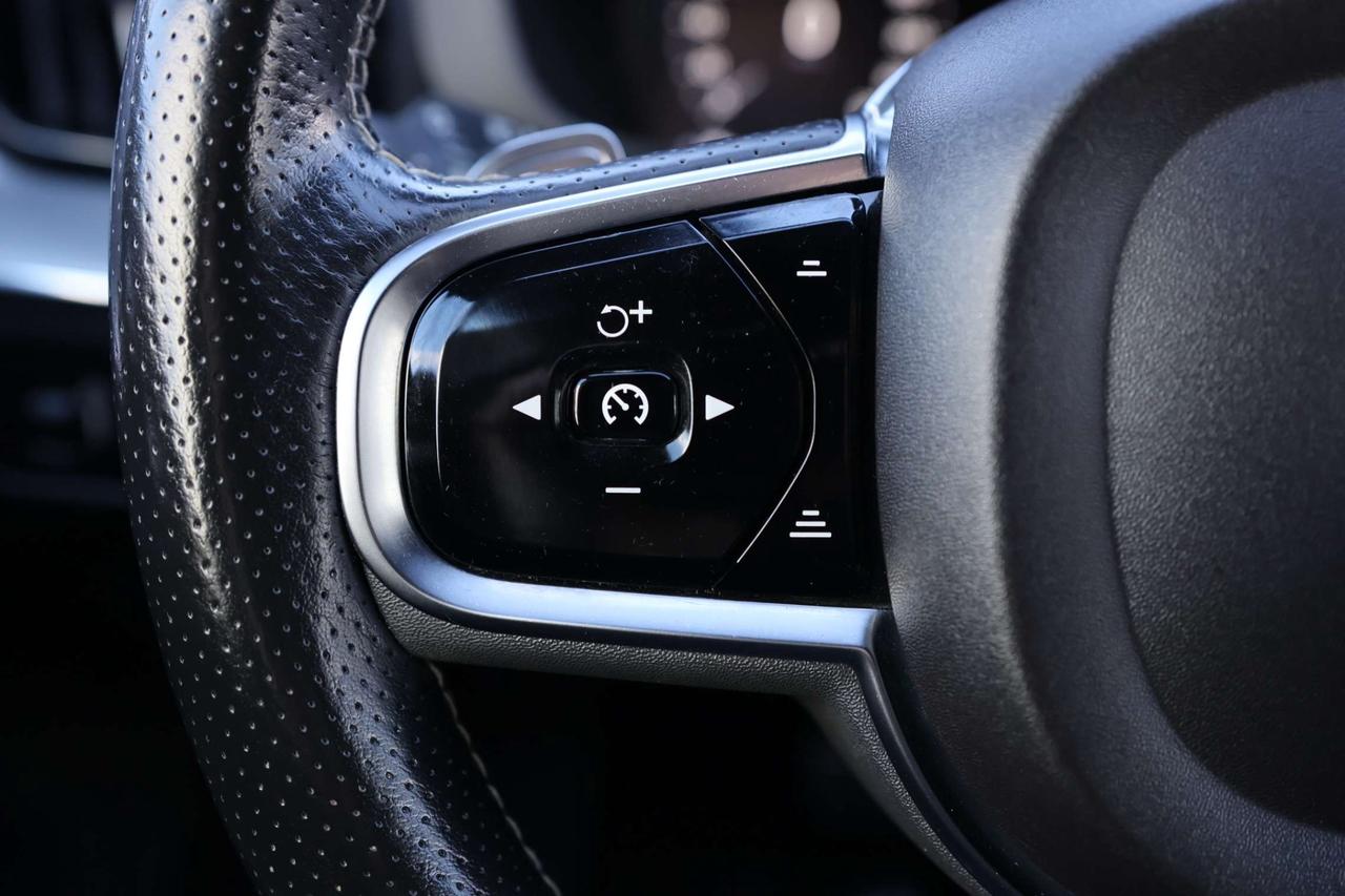 2019 Volvo XC60 T6-AWD-R DESIGN/360CAM/NAV/ADAPT CRUISE/BLIS/FCW/LKA/LEATHER&SUED/H SEATS/CARPLAY/KEYLESS/PANOROOF Photo