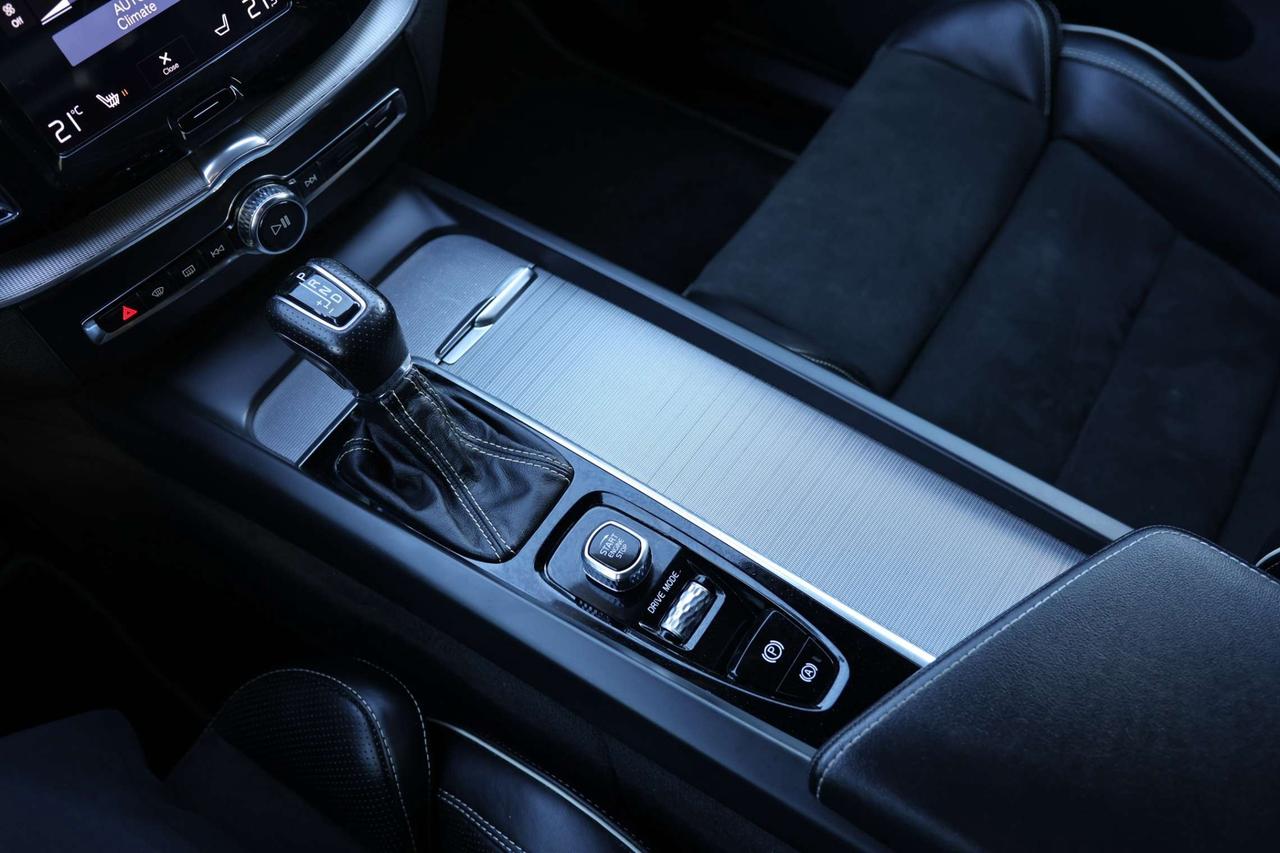 2019 Volvo XC60 T6-AWD-R DESIGN/360CAM/NAV/ADAPT CRUISE/BLIS/FCW/LKA/LEATHER&SUED/H SEATS/CARPLAY/KEYLESS/PANOROOF Photo