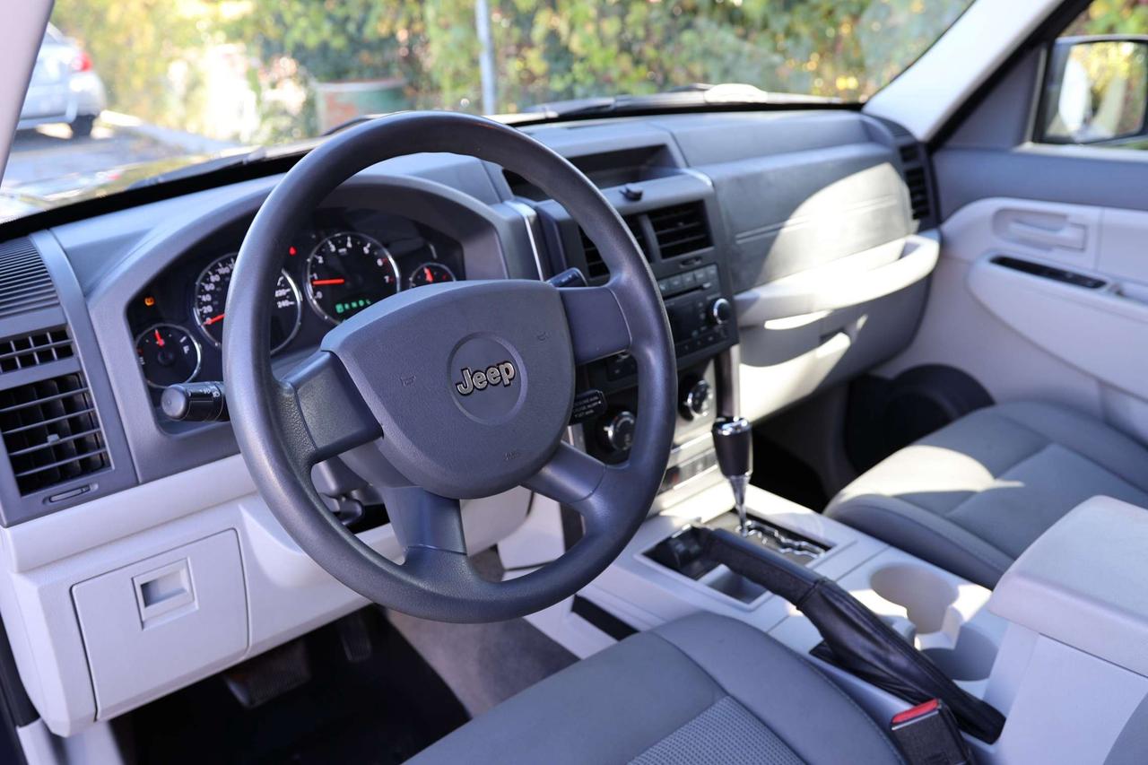 2008 Jeep Liberty SPORT-4WD/CRUISE CONTROL/POWER WINDOWS & MIRRORS/CD PLAYER/AUX/SATELLITE RADIO/TOW HITCH Photo