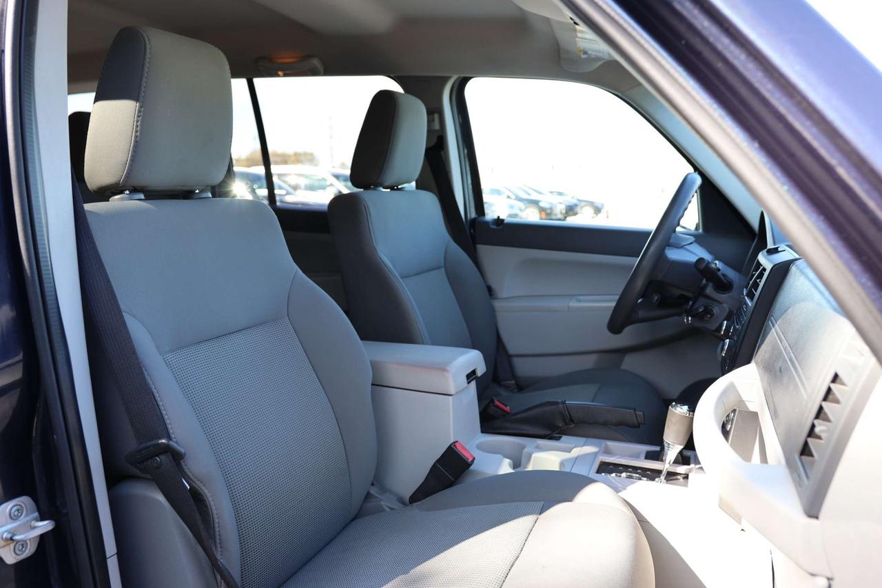 2008 Jeep Liberty SPORT-4WD/CRUISE CONTROL/POWER WINDOWS & MIRRORS/CD PLAYER/AUX/SATELLITE RADIO/TOW HITCH Photo
