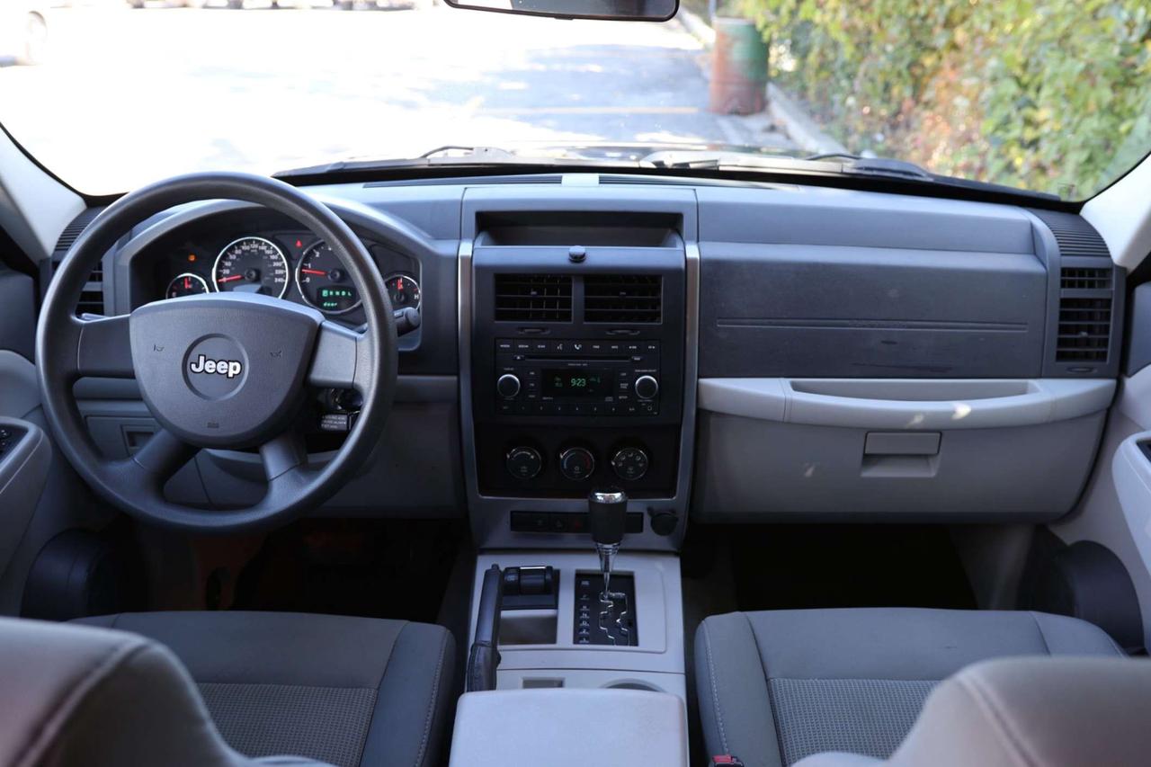 2008 Jeep Liberty SPORT-4WD/CRUISE CONTROL/POWER WINDOWS & MIRRORS/CD PLAYER/AUX/SATELLITE RADIO/TOW HITCH Photo