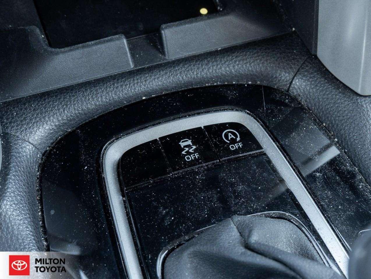 2024 Toyota Corolla Cross LEATHER SUNROOF HEATED STEERING JBL ONE OWNER TCUV XLE Photo