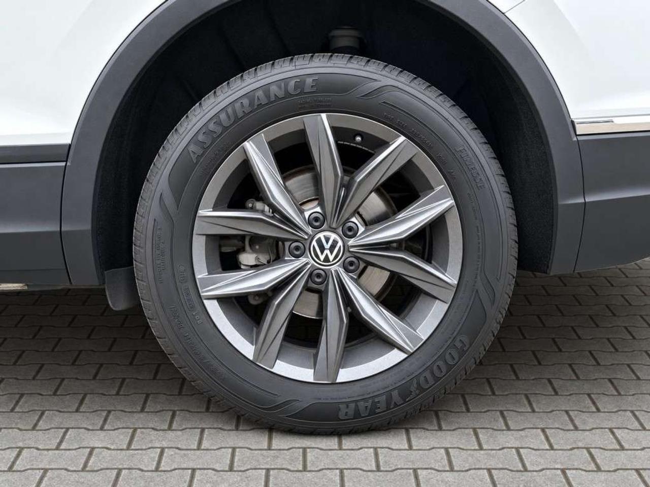 2023 Volkswagen Tiguan 7 SEATER / PANO ROOF / LEATHER SEATS /  / CARPLAY / BLIND SPOT / BACKUP CAM Photo