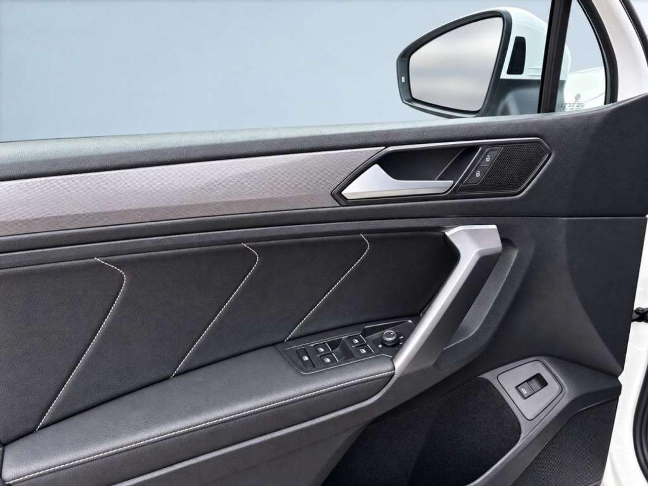 2023 Volkswagen Tiguan 7 SEATER / PANO ROOF / LEATHER SEATS /  / CARPLAY / BLIND SPOT / BACKUP CAM Photo