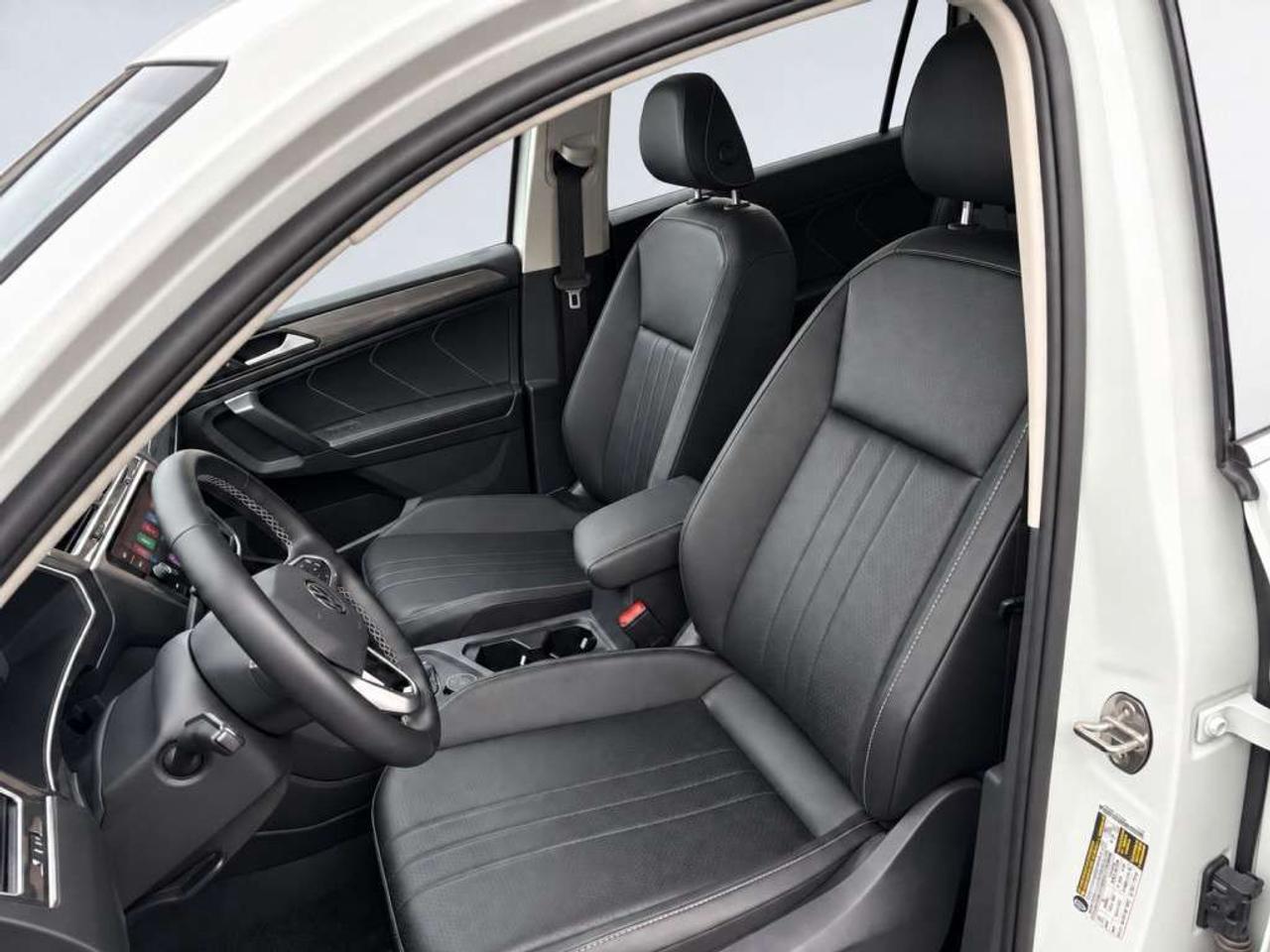 2023 Volkswagen Tiguan 7 SEATER / PANO ROOF / LEATHER SEATS /  / CARPLAY / BLIND SPOT / BACKUP CAM Photo