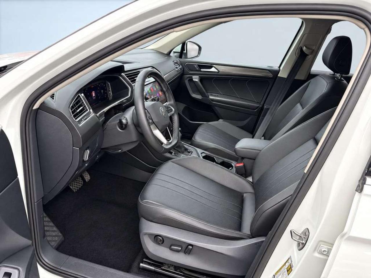 2023 Volkswagen Tiguan 7 SEATER / PANO ROOF / LEATHER SEATS /  / CARPLAY / BLIND SPOT / BACKUP CAM Photo