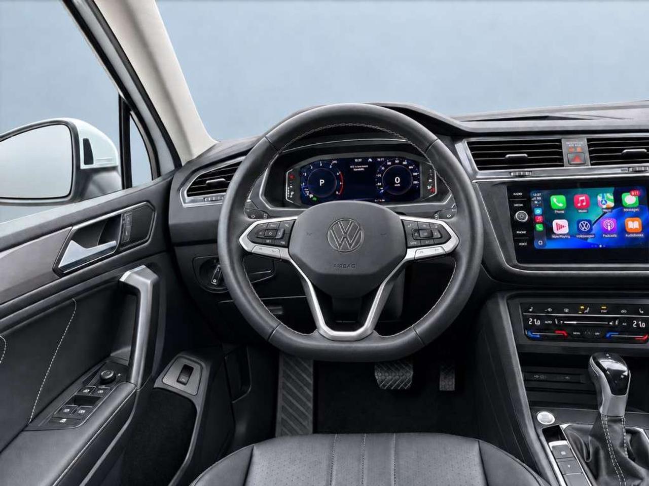 2023 Volkswagen Tiguan 7 SEATER / PANO ROOF / LEATHER SEATS /  / CARPLAY / BLIND SPOT / BACKUP CAM Photo