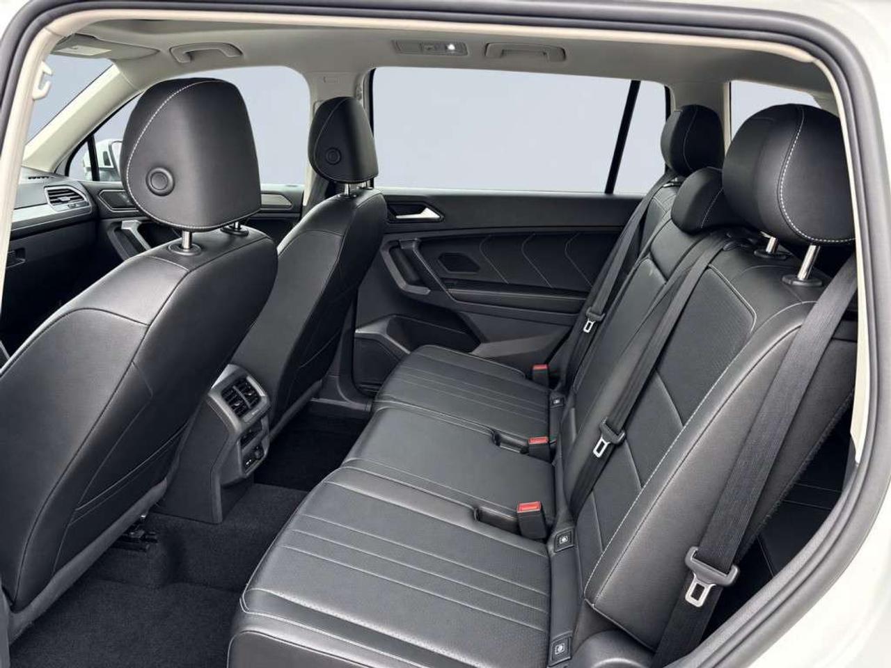 2023 Volkswagen Tiguan 7 SEATER / PANO ROOF / LEATHER SEATS /  / CARPLAY / BLIND SPOT / BACKUP CAM Photo