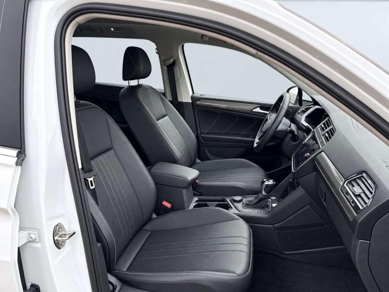 2023 Volkswagen Tiguan 7 SEATER / PANO ROOF / LEATHER SEATS /  / CARPLAY / BLIND SPOT / BACKUP CAM Photo