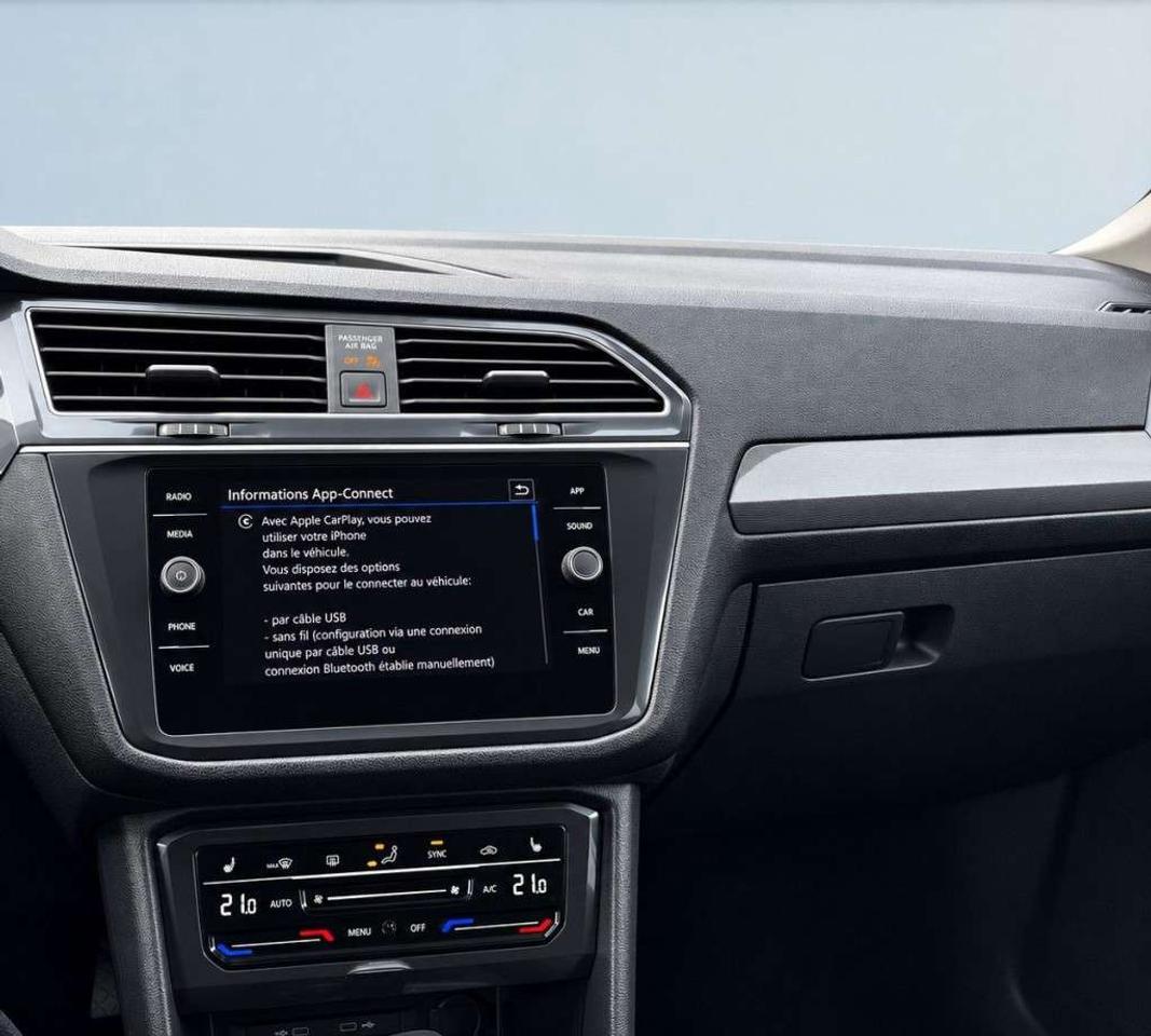 2023 Volkswagen Tiguan 7 SEATER / PANO ROOF / LEATHER SEATS /  / CARPLAY / BLIND SPOT / BACKUP CAM Photo