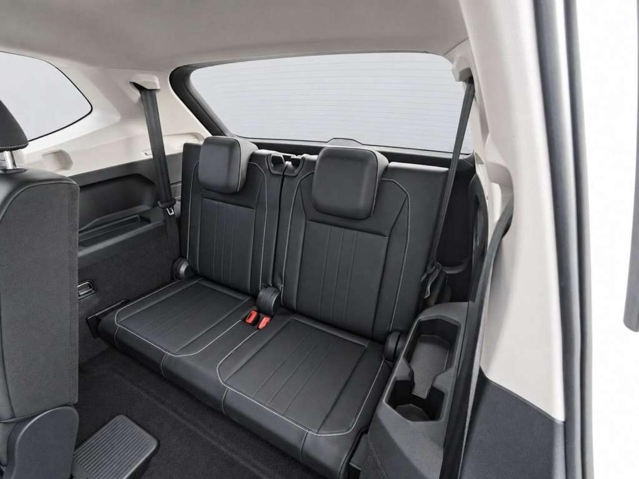 2023 Volkswagen Tiguan 7 SEATER / PANO ROOF / LEATHER SEATS /  / CARPLAY / BLIND SPOT / BACKUP CAM Photo