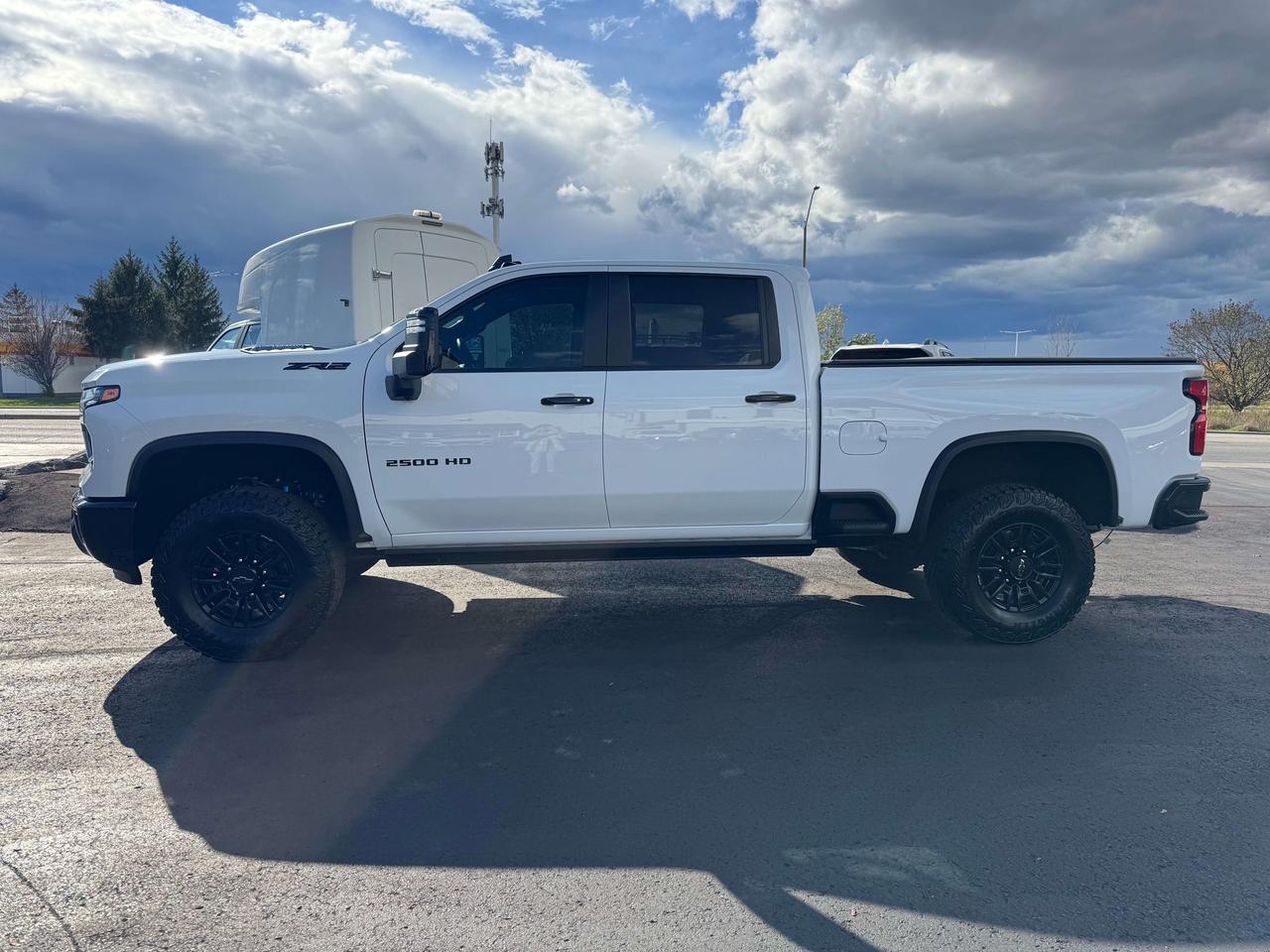 2026 Chevrolet Silverado 2500 ZR2 - Diesel - Low KM Photo1