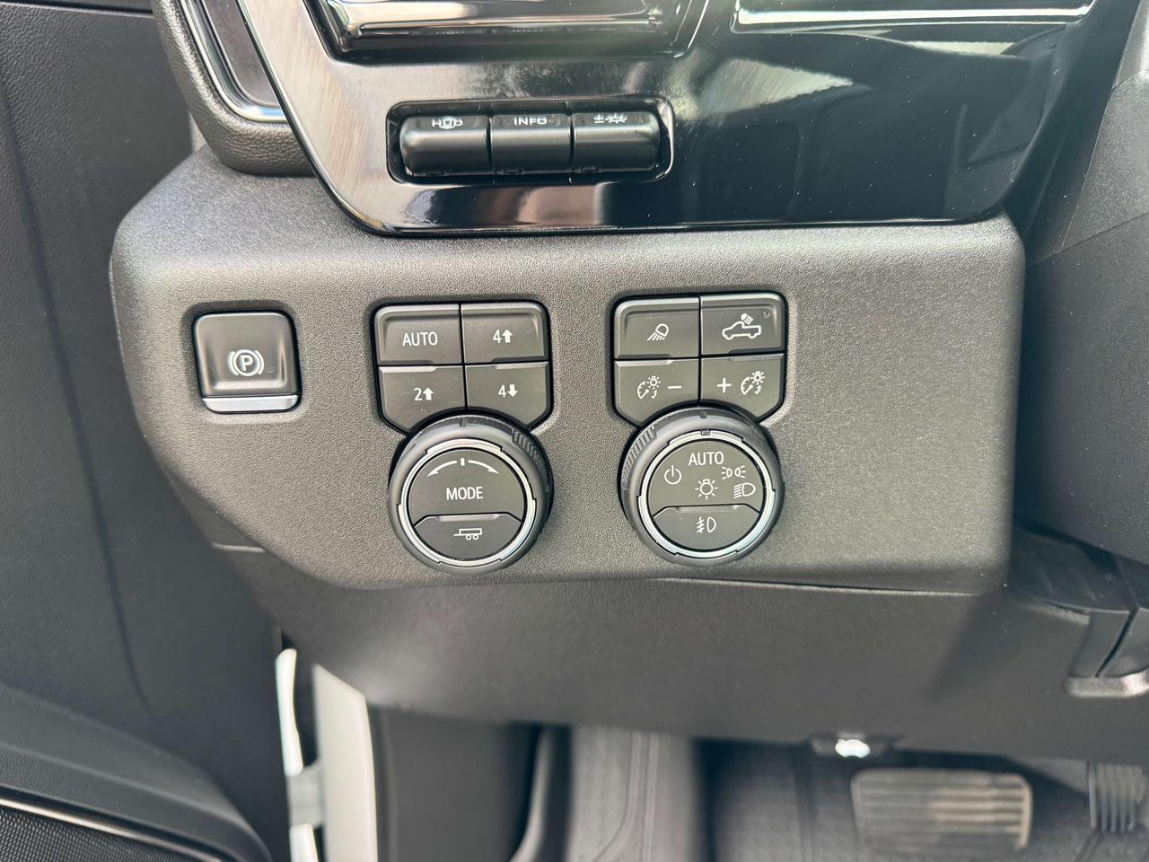 2026 Chevrolet Silverado 2500 ZR2 - Diesel - Low KM Photo
