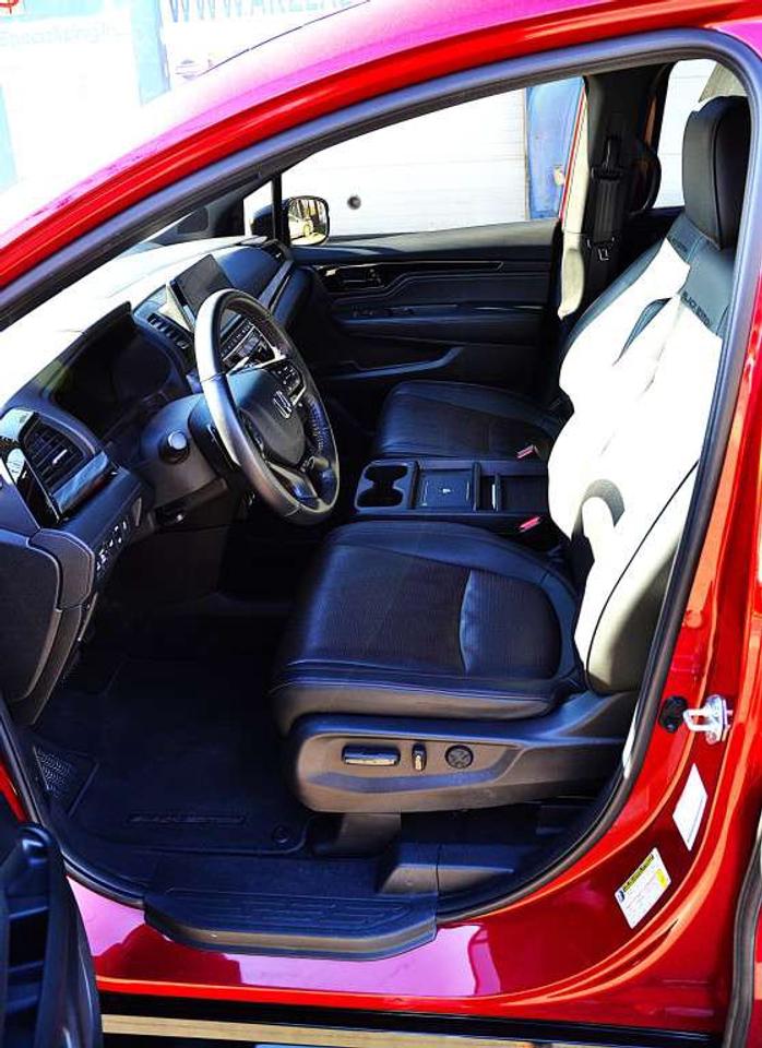 2025 Honda Odyssey Black Edition 8 PASSENGER Photo