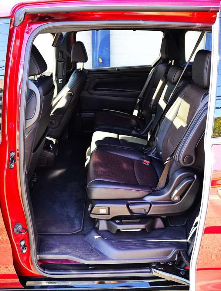 2025 Honda Odyssey Black Edition 8 PASSENGER Photo
