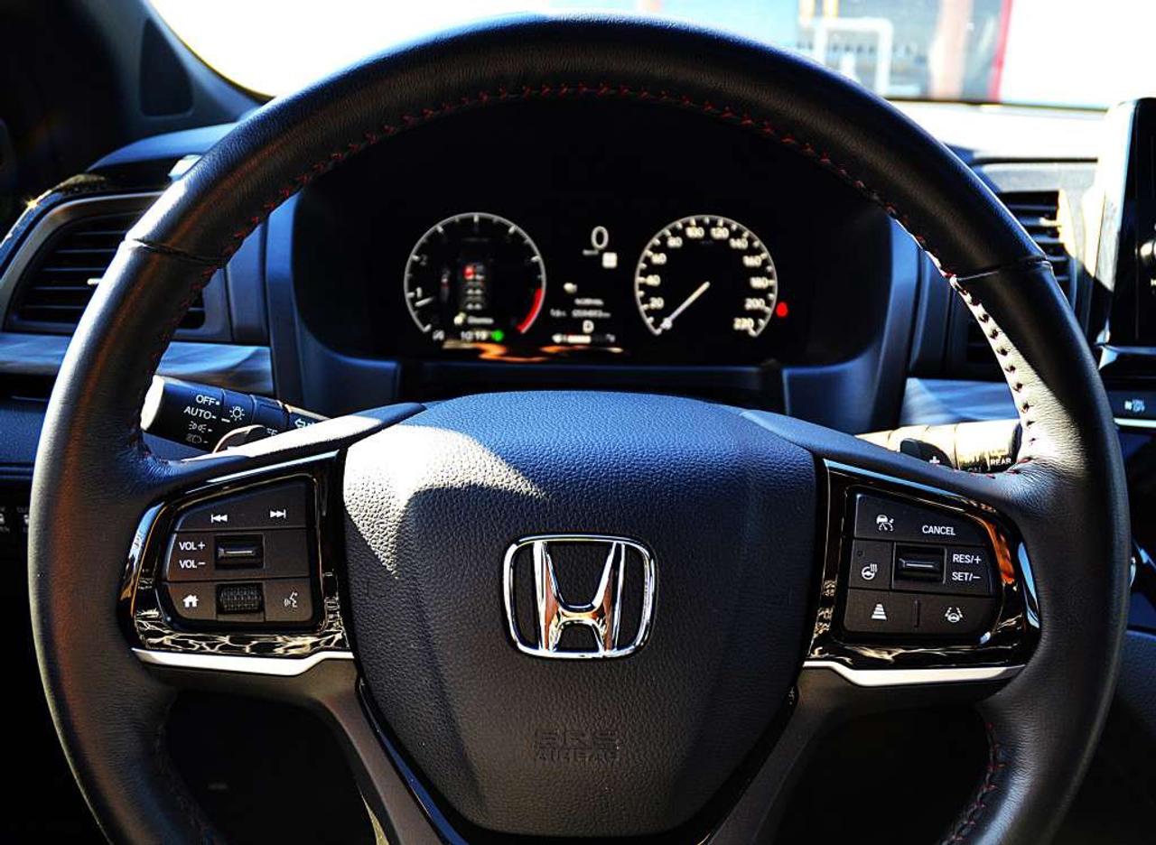 2025 Honda Odyssey Black Edition 8 PASSENGER Photo