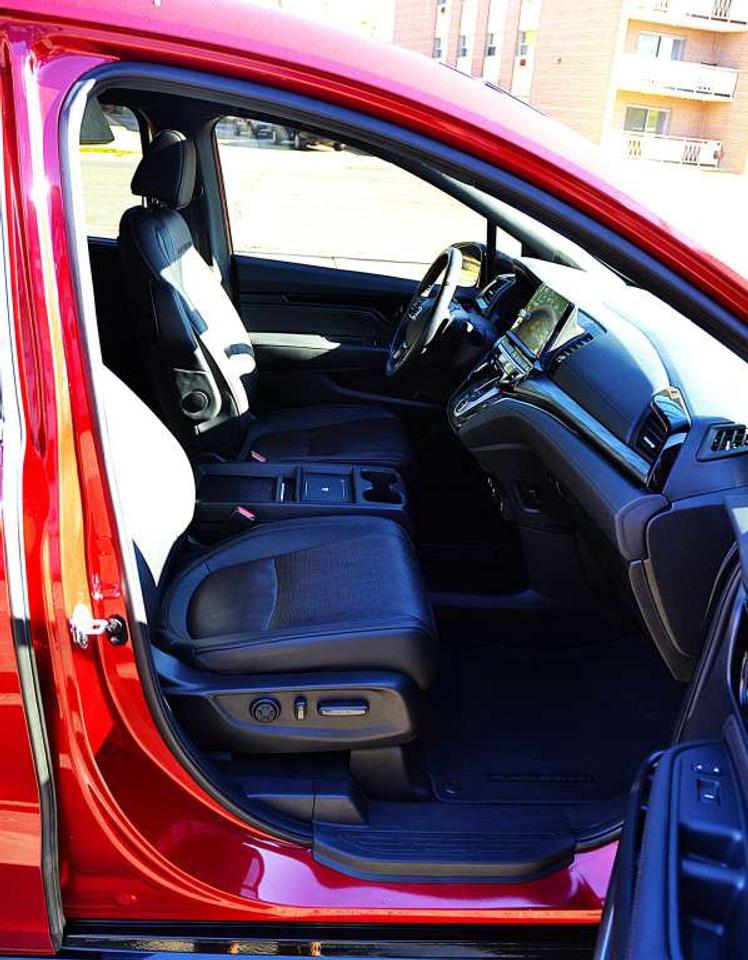 2025 Honda Odyssey Black Edition 8 PASSENGER Photo