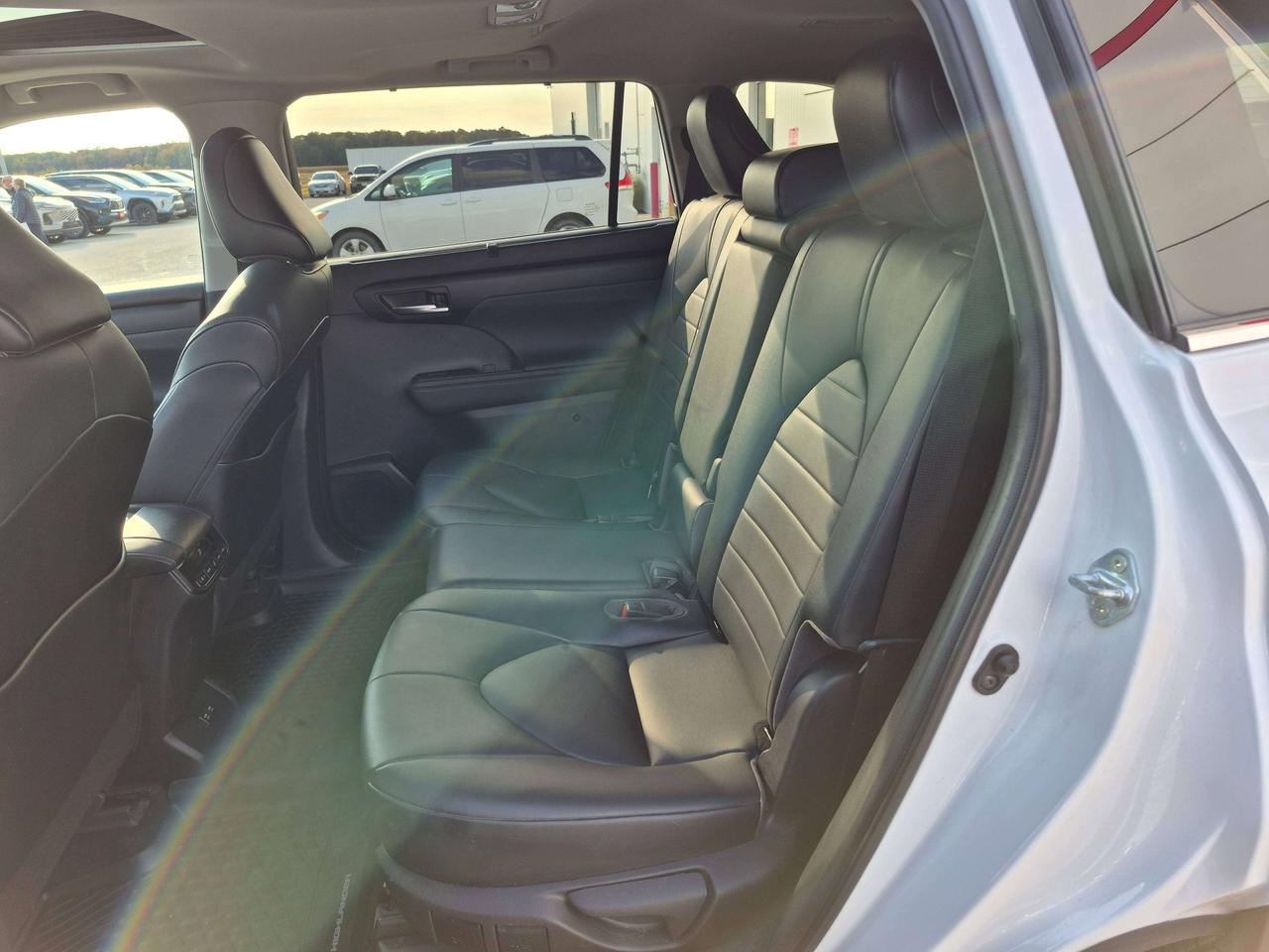 2021 Toyota Highlander XLE Photo4