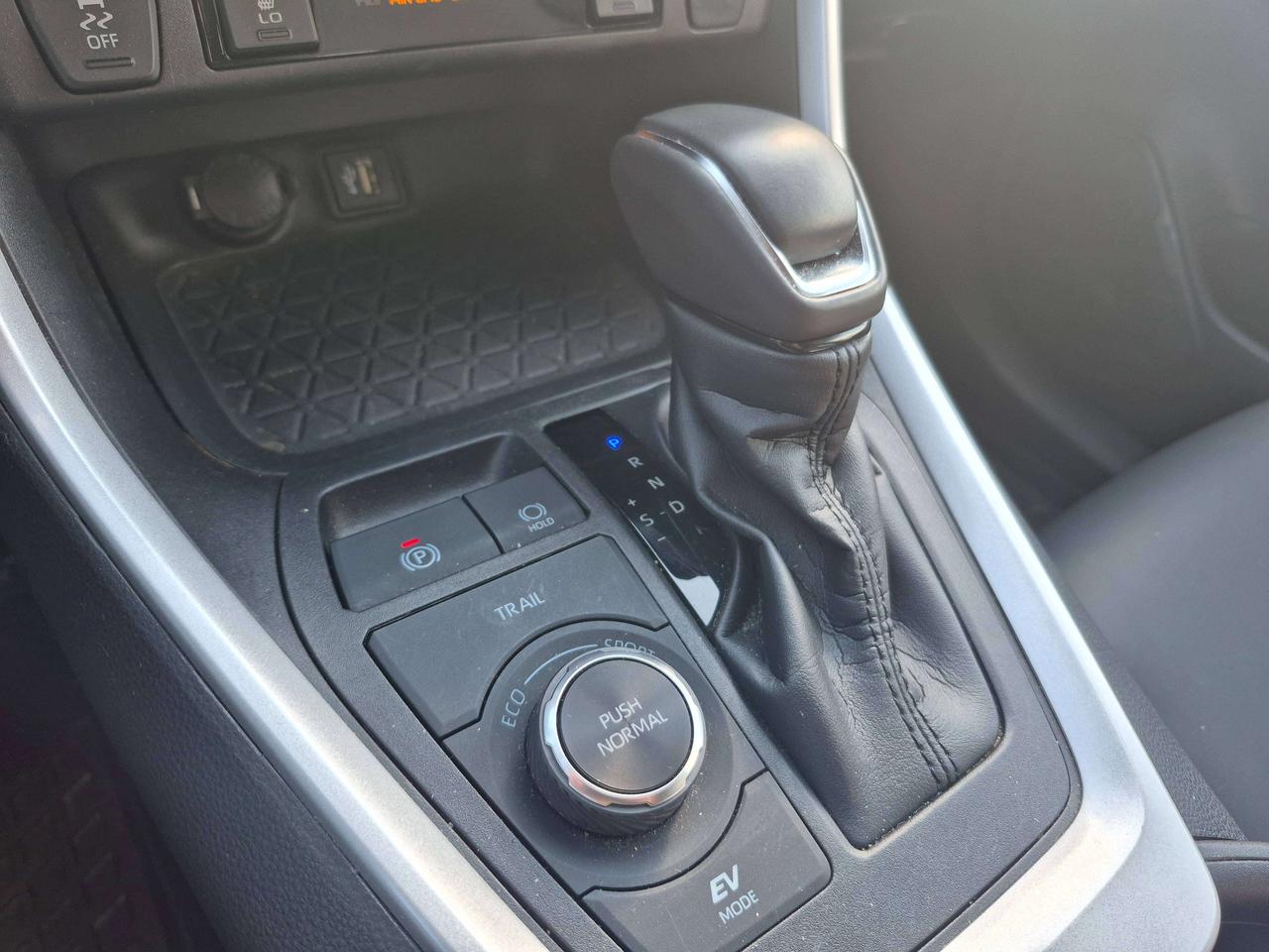 2023 Toyota RAV4 Hybrid XLE Photo