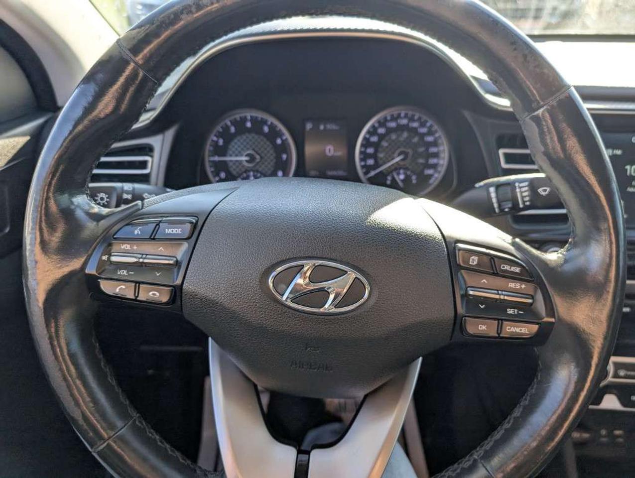 2020 Hyundai Elantra Luxury   LEATHER   SUNROOF   CAMERA   HTD SEATS Photo