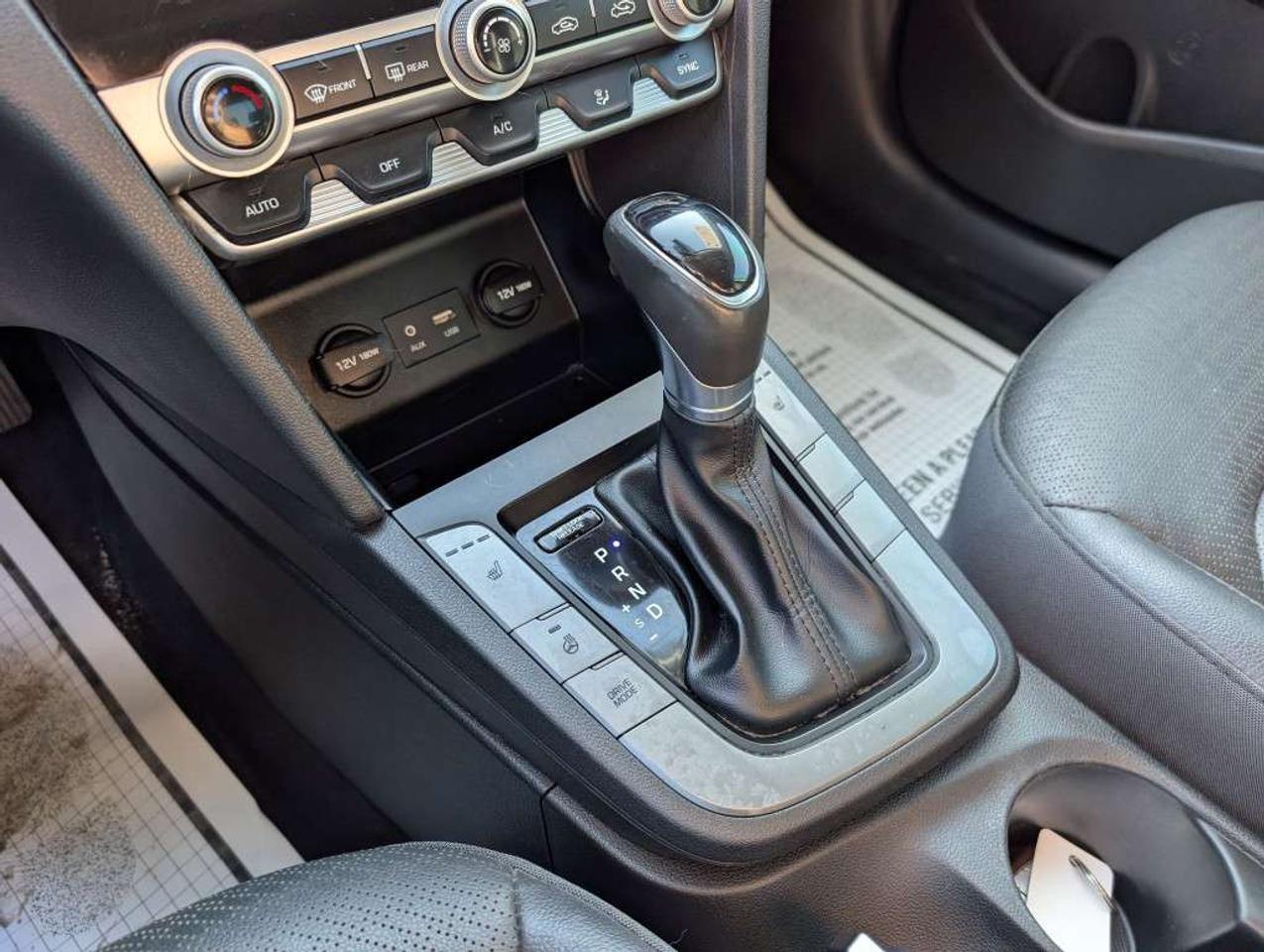 2020 Hyundai Elantra Luxury   LEATHER   SUNROOF   CAMERA   HTD SEATS Photo