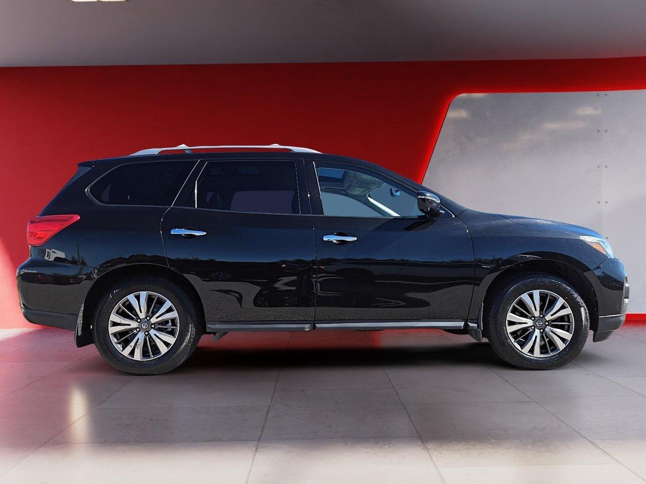 2017 Nissan Pathfinder SL Photo