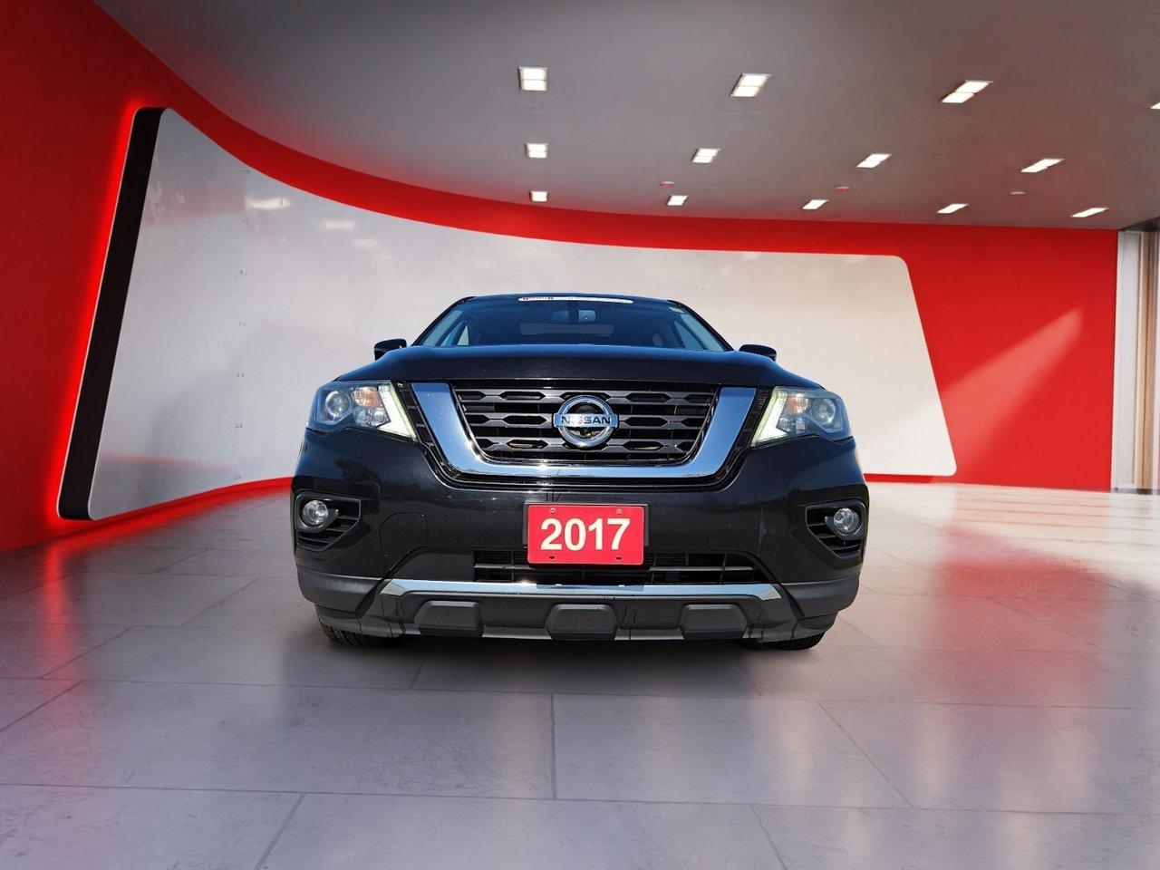 2017 Nissan Pathfinder SL Photo1