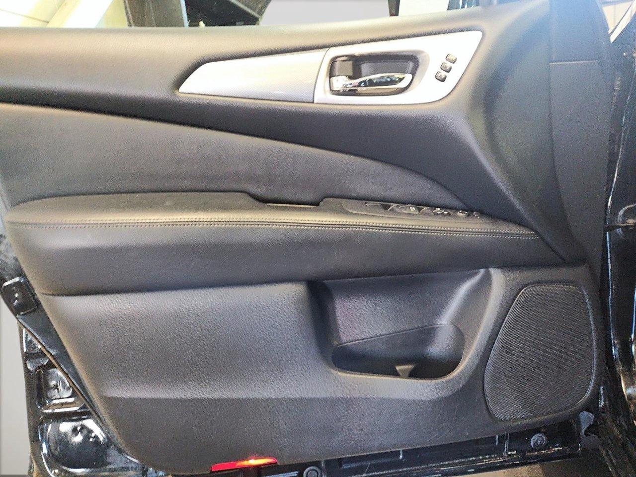 2017 Nissan Pathfinder SL Photo