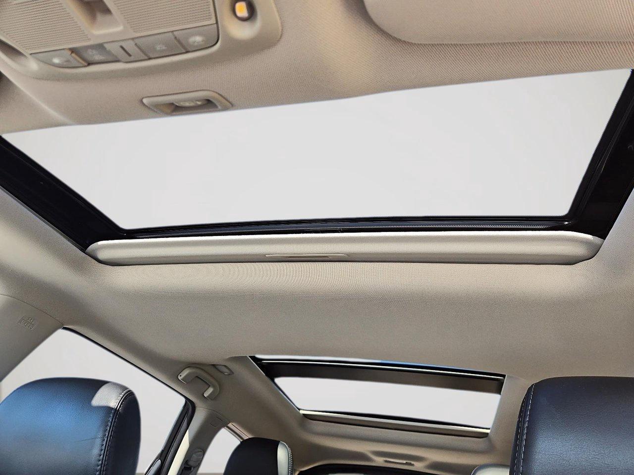 2017 Nissan Pathfinder SL Photo