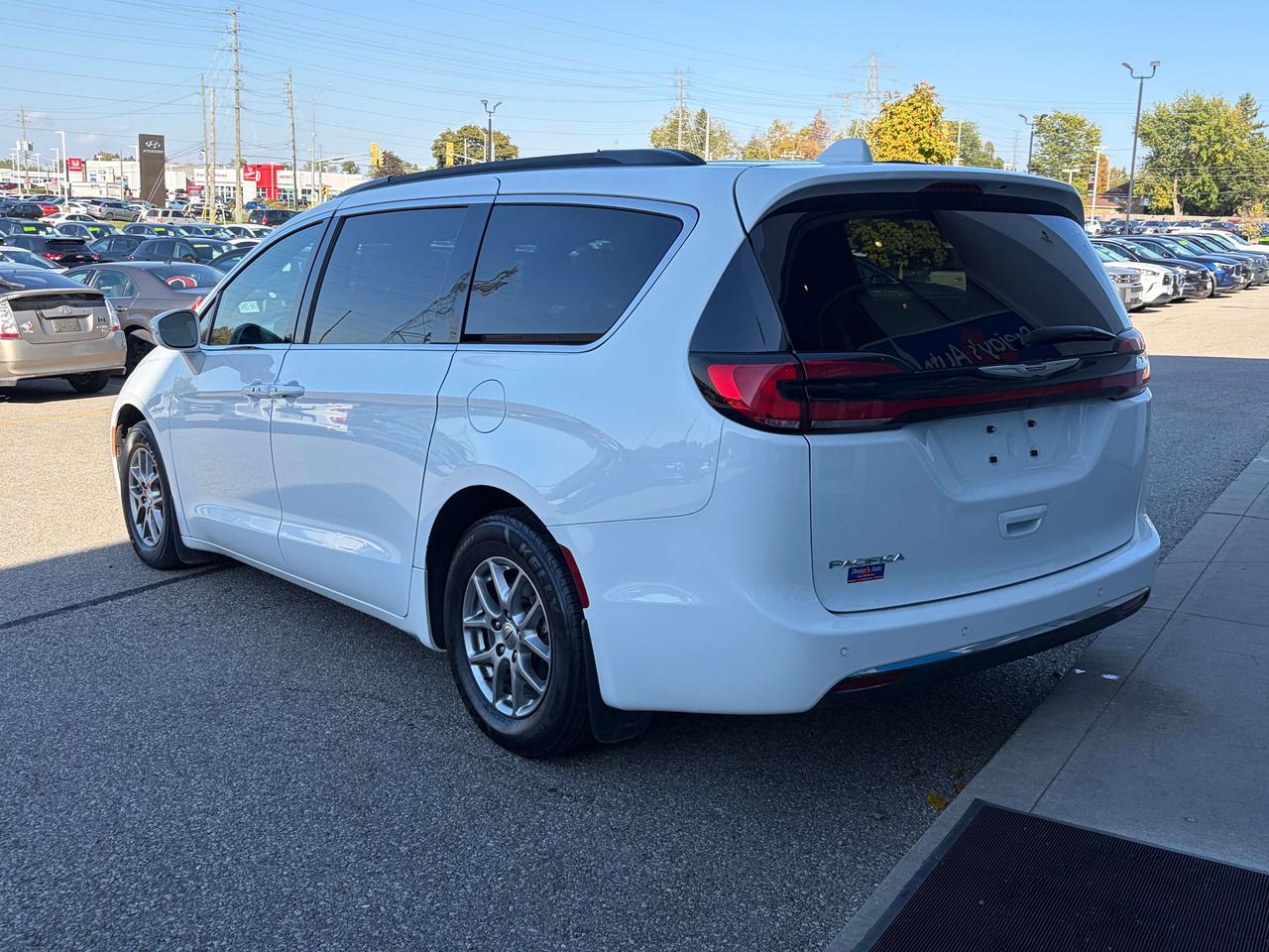 2022 Chrysler Pacifica Touring FWD   Stow & Go   Clean Carfax Photo
