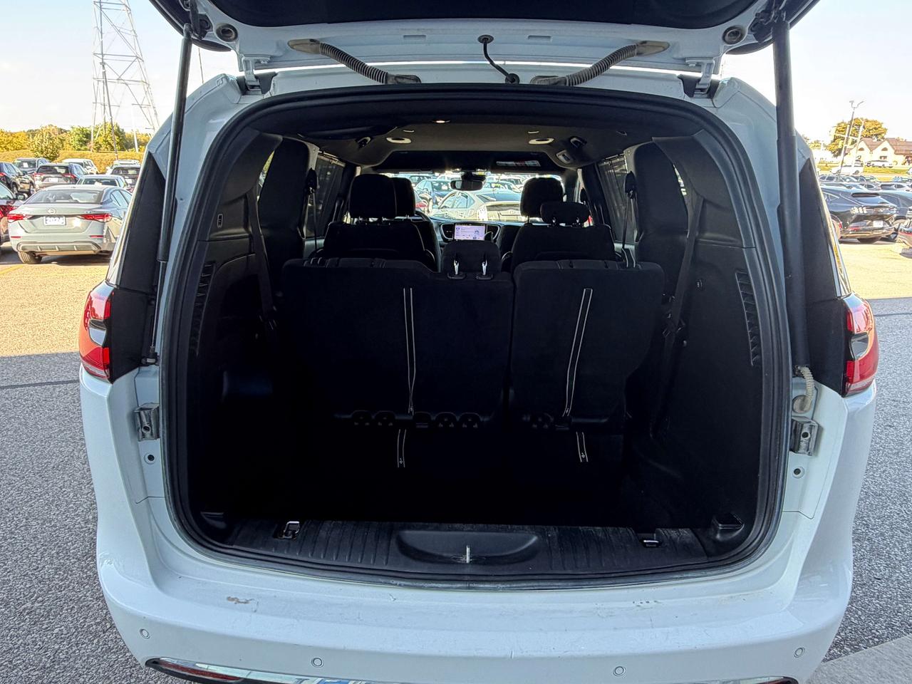 2022 Chrysler Pacifica Touring FWD   Stow & Go   Clean Carfax Photo