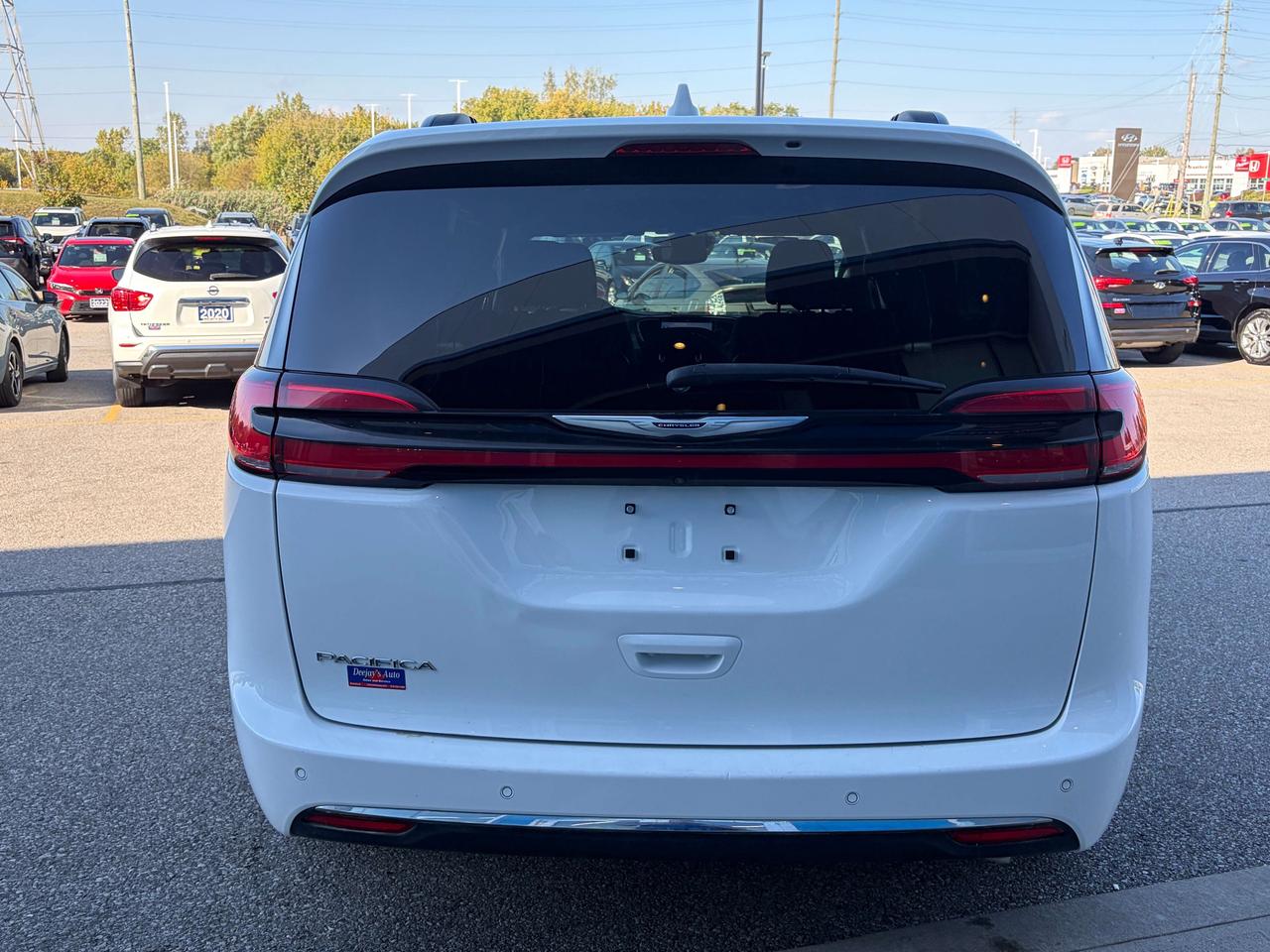 2022 Chrysler Pacifica Touring FWD   Stow & Go   Clean Carfax Photo
