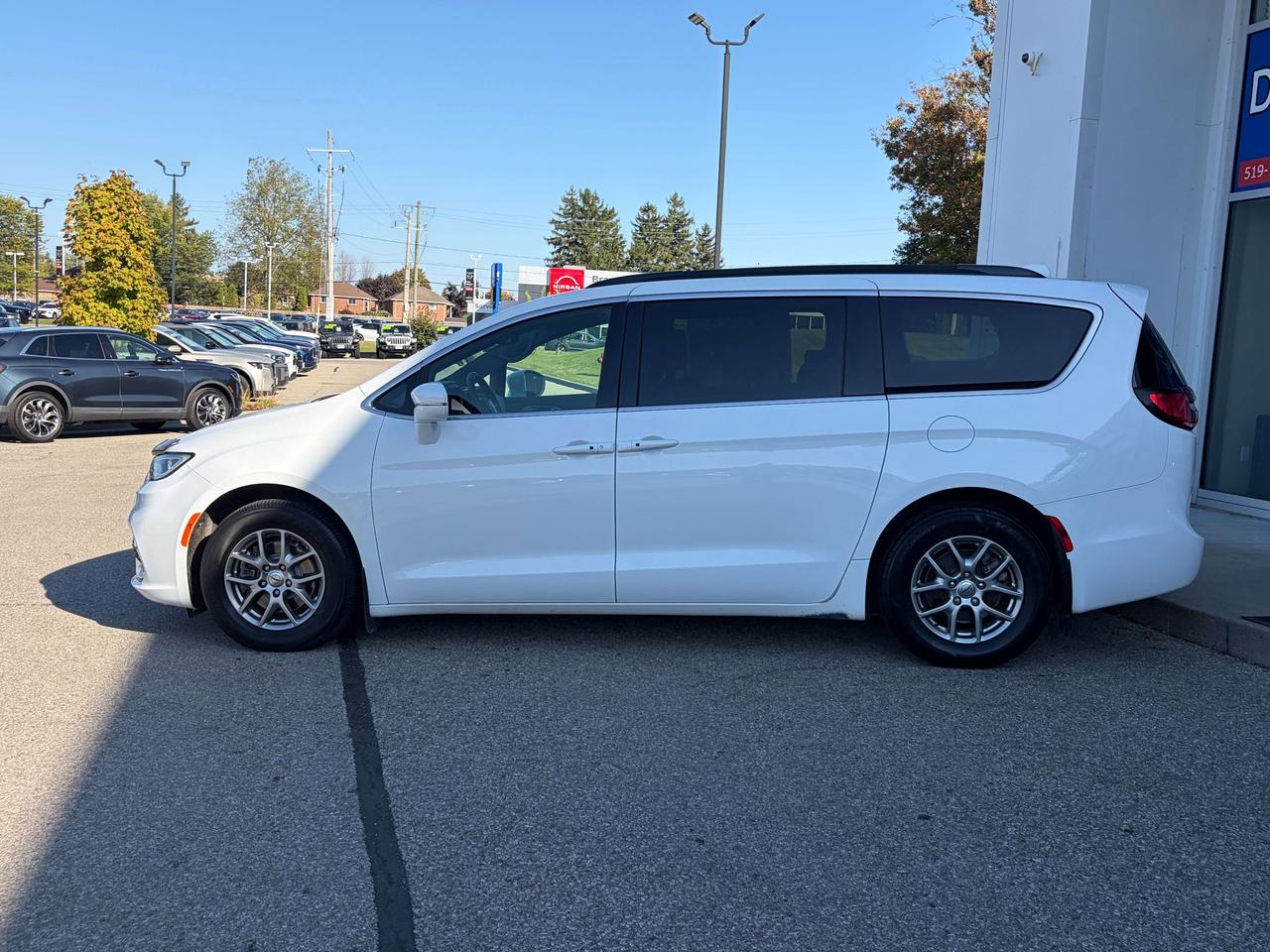 2022 Chrysler Pacifica Touring FWD   Stow & Go   Clean Carfax Photo1