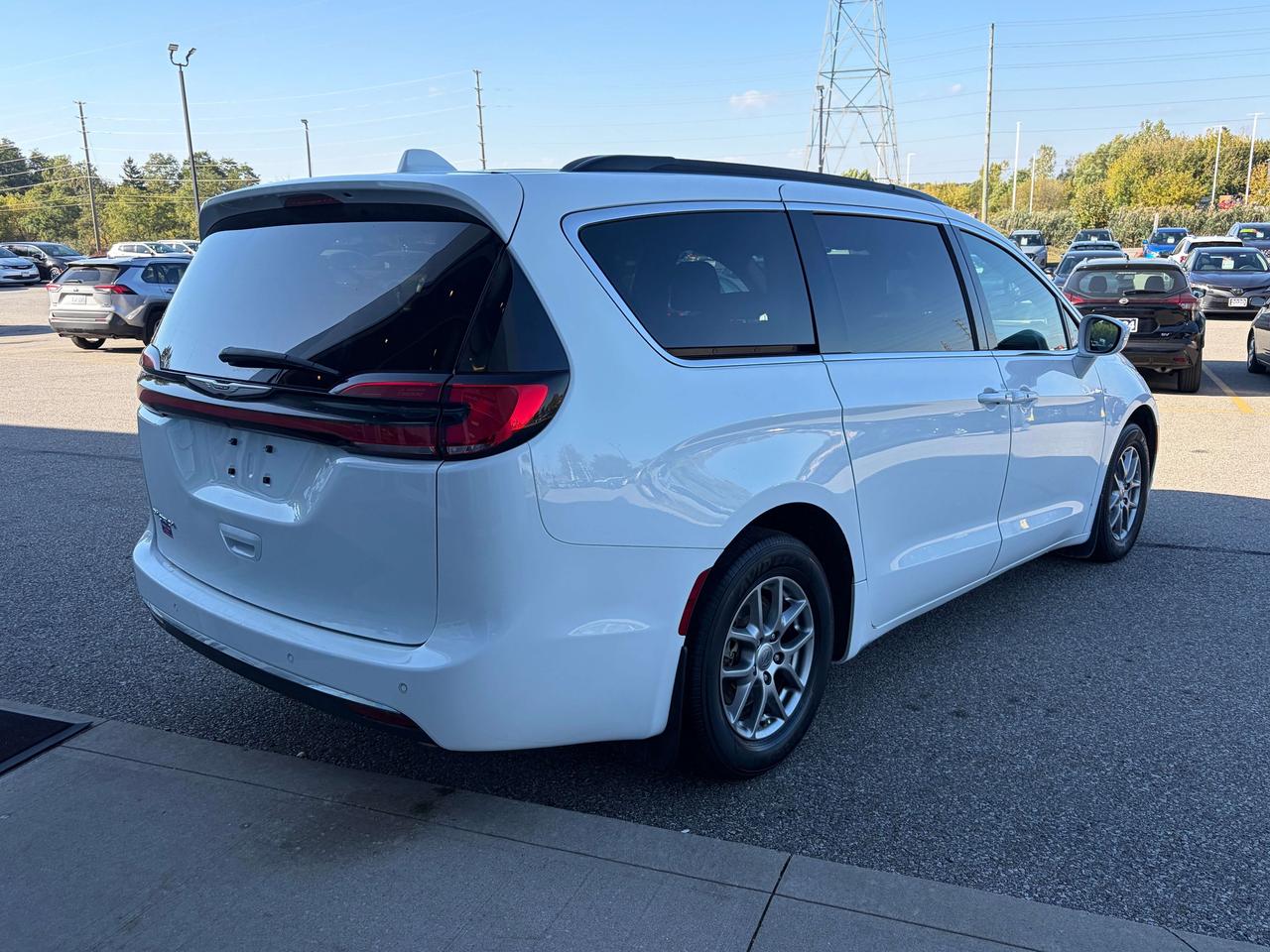 2022 Chrysler Pacifica Touring FWD   Stow & Go   Clean Carfax Photo