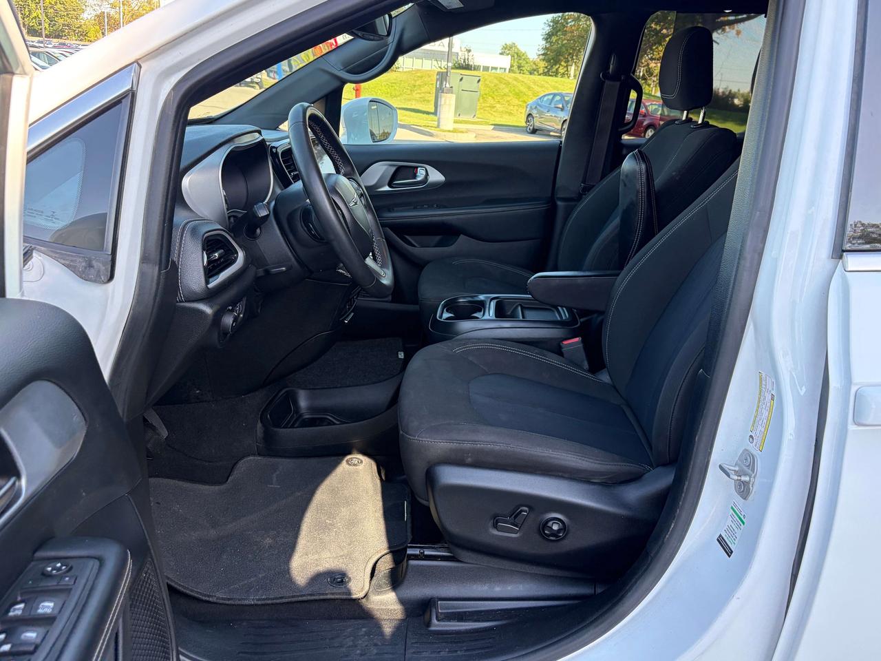 2022 Chrysler Pacifica Touring FWD   Stow & Go   Clean Carfax Photo