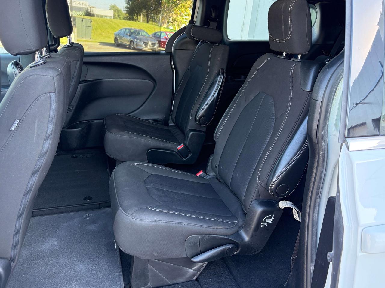 2022 Chrysler Pacifica Touring FWD   Stow & Go   Clean Carfax Photo